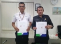 Kepala BPJS KC Pati Wahyu Giyanto dengan Plt Direktur RSUD RAA Soewondo Pati Hartotok menandatangani kerja sama standarisasi sarana rumah sakit pada Senin, 1 Juli 2024. (Setyo Nugroho/Lingkarjateng.id)