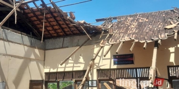 REMUK: Kondisi atap ruang kantor sekolah yang ambrol. (Eko Wicaksono/Beritajateng.id)