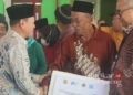 Wakil Bupati Semarang, H Basari menyerahkan secara simbolis ganti rugi kepada 41 bidang tanah milik warga Dusun Kedungglatik, Desa Candirejo, Kecamatan Pringapus, Kabupaten Semarang guna mendukung pembangunan proyek nasional Bendungan Jragung. (Dok. Lingkarjateng.id)