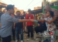 Wapres Gibran Rakabuming Raka membagikan susu untuk anak-anak saat blusukan “Belanja” masalah di Kampung Nelayan Mangkang, Kota Semarang, Sabtu, 9 Juli 2024. (Unggul Priambodo/Lingkarjateng,id)
