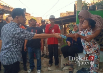 Wapres Gibran Rakabuming Raka membagikan susu untuk anak-anak saat blusukan “Belanja” masalah di Kampung Nelayan Mangkang, Kota Semarang, Sabtu, 9 Juli 2024. (Unggul Priambodo/Lingkarjateng,id)