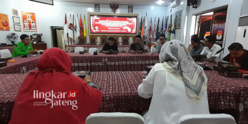 KHIDMAT: Suasana Rapat Koordinasi KPU Grobogan dengan partai politik pemilik kursi anggota dewan 2024-2029. (Eko Wicaksono/Lingkarjateng.id)