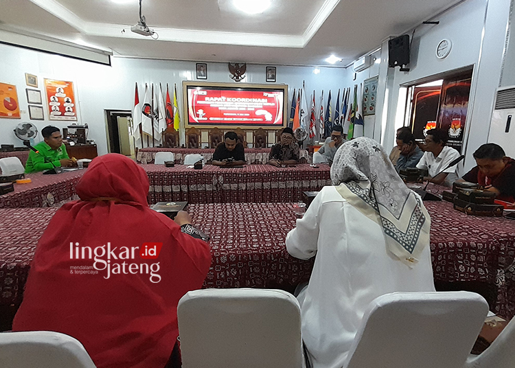 KHIDMAT: Suasana Rapat Koordinasi KPU Grobogan dengan partai politik pemilik kursi anggota dewan 2024-2029. (Eko Wicaksono/Lingkarjateng.id)