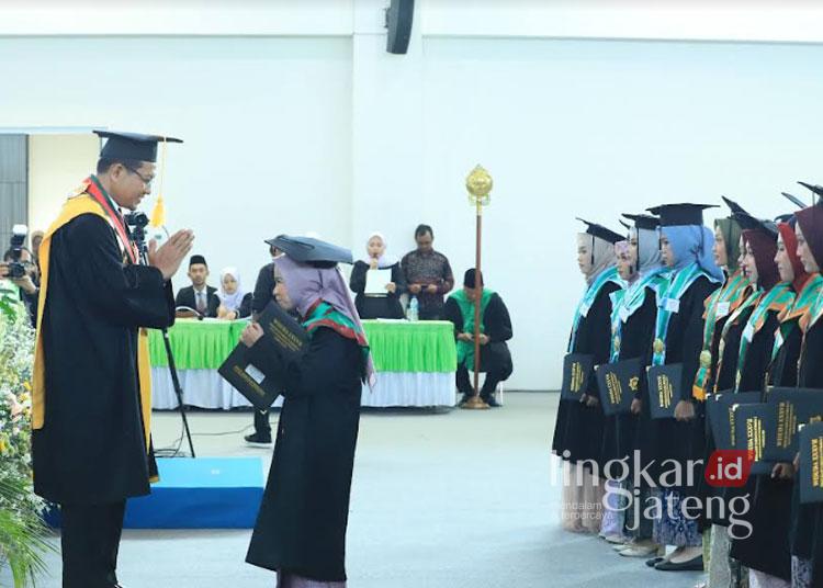 KHIDMAT: Rektor IAIN Kudus Prof. Dr. H. Abdurrohman Kasdi, Lc., M.Si., saat mengukuhkan wisudawan pada prosesi wisuda ke-37 di Gedung Laboratorium Terpadu Lantai 5. (Mohammad Fahtur Rohman/Lingkarjateng.id)