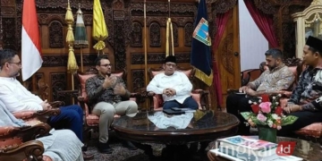DISKUSI: Penjabat Bupati Kudus M. Hasan Chabibie menerima kunjungan delegasi dari komunitas muslim di Inggris, dari organisasi Minhaj Welfare Foundation di Pendopo Pringgitan Kabupaten Kudus, Jawa Tengah, pada Rabu (14/2) lalu. Dalam pertemuan itu, Pj. Bupati Kudus ditemani oleh Ny Aini Hafidz, Pj Sekda Kudus Revlianto Subekti serta staf khusus Bidang Inovasi, Strategi dan Komunikasi Munawir Aziz. (Antara/Lingkarjateng.id)