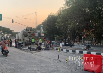 Porses pengecoran jalan tepatnya di TL SMPN 1 Demak pada Senin, 22 Juli 2024. (M. Burhan A/Lingkarjateng.id)