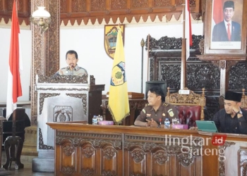 FOKUS: Sekretaris Daerah (Sekda) Kabupaten Jepara Edy Sujatmiko saat memberikan sambutan. (Muhammad Aminudin/Lingkarjateng.id)