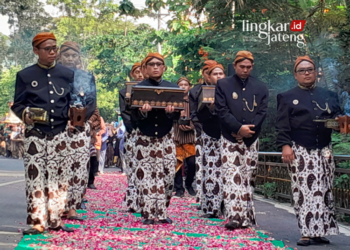 Ahli waris sedang membawa empat kotak kayu yang berisikan pusaka dari pengasuh terdahulu menuju tempat penjamasan, Minggu, 7 Juli 2024. (M. Burhan A/Lingkarjateng.id)