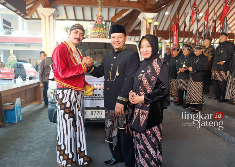 Penasihat Yayasan Maqam Ki Ageng Penjawi Agus Sunarko, S.STP., M.SI. melakukan prosesi pelepasan Kirab Napak Tilas Ki Ageng Penjawi Jilid II. (Nailin RA/Lingkarjateng.id)