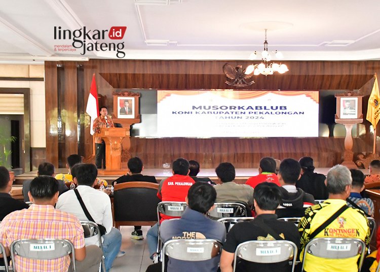 BERSAMA: Sekretaris Daerah Kabupaten Pekalongan, Yulian Akbar, mewakili Bupati, membacakan sambutan, dalam acara Musyawarah Olahraga Luar Biasa (Musorlub) Komite Olahraga Nasional Indonesia (KONI) Kabupaten Pekalongan, di Aula Lantai I Setda Kabupaten Pekalongan, Rabu, 3 Juli 2024. (Fahri Akbar/Lingkarjateng.id)