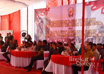 Pangdam IV/Diponegoro, Mayjen TNI Deddy Suryadi, S.I.P. M.Si., saat mengikuti Acara Peresmian 2.664 titik sumber air pada Program TNI AD Manunggal Air di Dusun Kemloko, Desa Bergas Kidul, Kecamatan Bergas, Kabupaten Semarang pada Selasa, 30 Juli 2024. (Pendam IV/Diponegoro/Lingkarjateng.id)