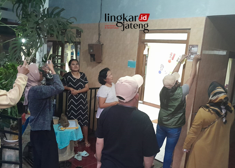 PENDATAAN PEMILIH : Petugas pemutakhiran data pemilih saat melakukan pencocokan data pemilih di daerah Sidorejo, Salatiga, belum lama ini. (Dok. Lingkarjateng.id)