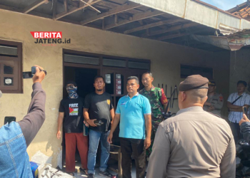 MENEGANGKAN: Proses eksekusi rumah di Desa Kadipaten Kecamatan Wiradesa, Berlangsung Ricuh, pada Rabu, 10 Juli 2024. (Fahri Akbar/Lingkarjateng.id)