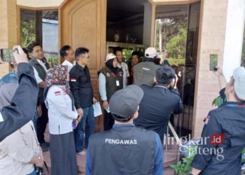 Jajaran pengawas Bawaslu Kota Semarang tengah melakukan pengawasan coklit di wilayah Sendangmulyo, Tembalang, baru-baru ini. (Rizky Syahrul Al-Fath/Lingkarjateng.id)