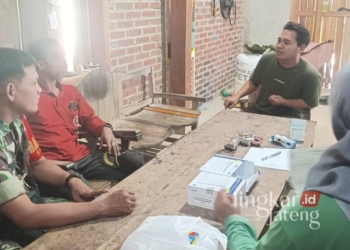 CEK KONDISI: Petugas Puskesmas Gabus 1 saat melakukan rapid test pada warga Desa Keyongan, Kecamatan Gabus. (Dok. Beritajetng.id)