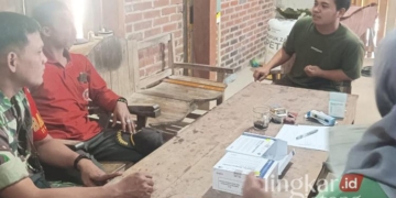 CEK KONDISI: Petugas Puskesmas Gabus 1 saat melakukan rapid test pada warga Desa Keyongan, Kecamatan Gabus. (Dok. Beritajetng.id)