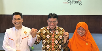 DEKLARASI: Bakal calon wali kota Salatiga Muh Haris (tengah) foto bersama dengan isteri dan Ketua DPD PKS Salatiga Latif Nahari, belum lama ini. (Dok. Lingkarjateng.id)