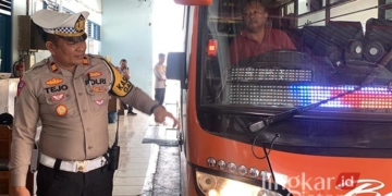 FOKUS: Kasatlantas Polres Grobogan AKP Tejo Suwono turun langsung melakukan ramcek angkutan umum di Kabupaten Grobogan. (Dok. Lingkarjateng.id)