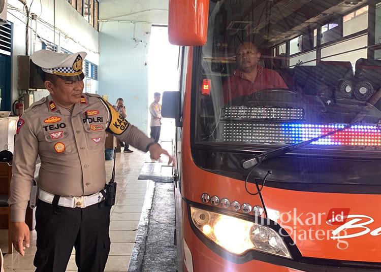 Satlantas dan Dishub Grobogan Lakukan Ramcek untuk Cegah Kecelakaan 25 FOKUS: Kasatlantas Polres Grobogan AKP Tejo Suwono turun langsung melakukan ramcek angkutan umum di Kabupaten Grobogan. (Dok. Lingkarjateng.id)