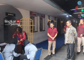 DIALOG: Staf Khusus Menteri Hukum dan Hak Asasi Manusia Bidang Pengamanan dan Intelijen Krismono (baju batik) saat meninjau warga binaan pemasyarakatan di Rutan Salatiga, Kamis , 4 Juli 2024. (Dok. Lingkarjateng.id)