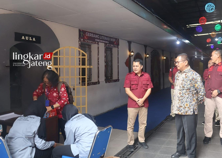 Rutan Salatiga Dikunjungi Stafsus Menkumham, Ada Apa? 25 DIALOG: Staf Khusus Menteri Hukum dan Hak Asasi Manusia Bidang Pengamanan dan Intelijen Krismono (baju batik) saat meninjau warga binaan pemasyarakatan di Rutan Salatiga, Kamis , 4 Juli 2024. (Dok. Lingkarjateng.id)
