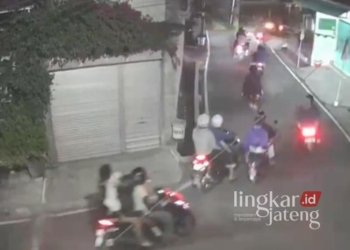 Sambil Bawa Sajam, Kelompok Remaja di Salatiga Konvoi Masuk Perumahan 26 KONVOI: Sejumlah remaja yang konvoi menggunakan kendaraan bermotor membawa senjata tajam melintasi perumahan Kota Baru, Blotongan, Sidorejo, Salatiga. (Dok. Lingkarjateng.id)