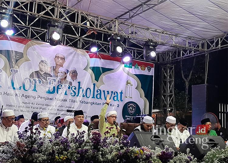 KHUSYUK: Ketua Penasihat Yayasan Makam Ki Ageng Penjawi, Agus Sunarko bersama para Habaib, Masyayikh dan Umara melantunkan sholawat puncak Haul Ki Ageng Penjawi Kebangkitan Pati Jilid Dua pada Rabu, 17 Juli 2024, malam. (Setyo Nugroho/Lingkarjateng.id)