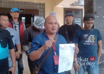 Germap saat mendatangi Mapolresta Pati untuk menindaklanjuti laporan terkait pembiaran tempat karaoke oleh tiga pejabat Pemkab Pati dan aduan mengenai adanya intimidasi yang dilakukan pemilik Karaoke Permata, Senin, 22 Juli 2024. (Arif Febriyanto/Lingkarjateng.id)