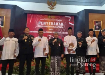 PENYERAHAN: Bupati Semarang, Ngesti Nugraha, bersama Wakil Bupati Semarang, Basari, serta Kepala Lapas Kelas II A Ambarawa, Mujiarto, dan Forkompimda di Kabupaten Semarang saat menyerahkan Remisi Umum HUT ke-79 RI tahun 2024 kepada perwakilan WBP di Lapas Kelas II A Ambarawa pada Sabtu, 17 Agustus 2024. (Hesty Imaniar/Lingkarjateng.id)
