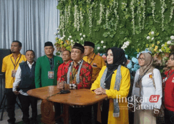 HA Afzan Arslan Djunaid dan Hj Balgis Diab saat konferensi pers usai mendaftar sebagai pasangan calon wali kota-wakil wali kota di KPU Kota Pekalongan pada Selasa, 27 Agustus 2024. (Fahri Akbar/Lingkarjateng.id)