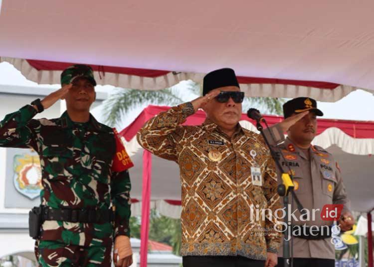 Amankan Pilkada Serentak 2024, Pemkab Kendal Lakukan Apel Gelar Pasukan 25 Wakil Bupati Kendal Windu Suko Basuki saat menghadiri Apel Gelar Pasukan dalam persiapan pengamanan Pilkada Serentak 2024 di Alun-alun Kendal pada Jumat, 23 Agustus 2024. (Dok. HMS/Lingkarjateng.id)
