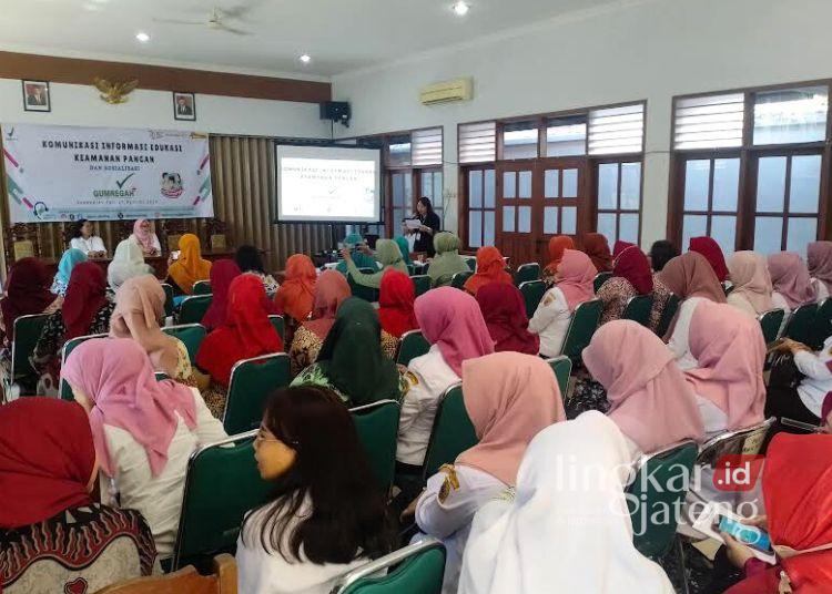 SOSIALISASI: Balai Besar Pengawasan Obat dan Makanan (BBPOM) Semarang menyampaikan sosialiasi bahan makanan berbahaya kepada ibu-ibu PKK di aula gedung PKK Pati, Rabu, 21 Agustus 2024. (Arif Febriyanto/Lingkarjateng.id)