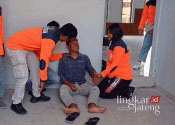 Bentuk Destana Sidodadi, BPBD Kendal Simulasikan Penanganan Korban Bencana 29 Tim BPBD Kendal saat melakukan simulasi evakuasi korban bencana bersama anggota Destana Sidodadi, Kecamatan Patean, Kabupaten Kendal pada Rabu, 27 Agustus 2024. (Arvian Maulana/Lingkarjateng.id)