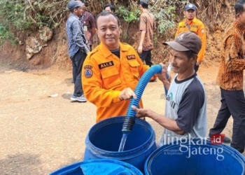 Tangani Bencana Kekeringan, BPBD Kendal Sudah Distribusikan 300 Tangki Air Bersih 25 Kepala BPBD Kendal, Ali Sutaryo, saat melakukan distribusi air bersih di Kendal. (Dok. Pribadi/Lingkarjateng.id)