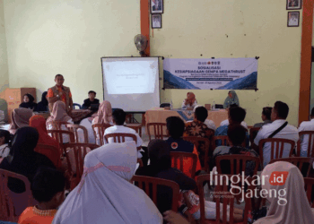 BPBD Kendal Sosialisasi Kesiapsiagaan Gempa Megathrust ke Warga Desa Kedungboto 30 Kasi Kedaruratan dan Logistik BPBD Kendal, Iwan Sulistyo, saat memberikan pemaparan terkait kesiapsiagaan bencana gempa megathrust kepada warga Desa Kedungboto, Kecamatan Limbangan, Kendal, pada Rabu, 28 Agustus 2024. (Arvian Maulana/Lingkarjateng.id)