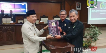 SIMBOLIS: Wakil Ketua DPRD Jepara, Pratikno (tengah) bersama Junarso (kanan) menyerahkan nota kesepamahaman KUA-PPAS 2025 kepada Penjabat Bupati Jepara Edy Supriyanta (kiri) pada rapat paripurna di DPRD Jepara, Kamis, 1 Agustus 2024. (Tomi Budianto/Lingkarjateng.id)