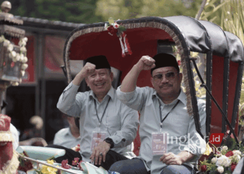 Pasangan Bambang-Catur menaiki delman untuk mendaftar sebagai Calon Bupati-Wakil Bupati Grobogan di KPU setempat pada Kamis, 29 Agustus 2024. (Eko Wicaksono/Lingkarjateng.id)