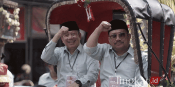 Pasangan Bambang-Catur menaiki delman untuk mendaftar sebagai Calon Bupati-Wakil Bupati Grobogan di KPU setempat pada Kamis, 29 Agustus 2024. (Eko Wicaksono/Lingkarjateng.id)