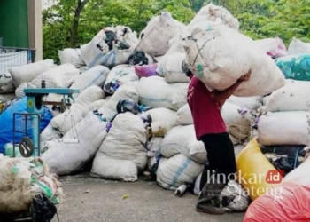 Warga Kota Pekalongan saat menyetorkan sampah di Bank Sampah untuk didaur ulang. (Kominfo Kota Pekalongan/Lingkarjateng.id)
