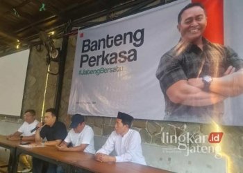 KONFERENSI PERS: Organisasi relawan Banteng Perkasa resmi mendeklarasikan dukungannya untuk kader PDIP Andika Perkasa sebagai calon gubernur Jawa Tengah 2024. (Rizky Syahrul Al-Fath/Lingkarjateng.id)