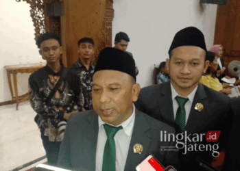 Suwito dan Burhan, bapak-anak yang baru saja dilantik menjadi anggota DPRD Pati periode 2024-2029 pada Selasa malam, 27 Agustus 2024. (Arif Febriyanto/Lingkarjateng.id)