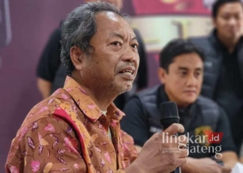 Bapak kos pelaku penganiayaan dan pemakan daging kucing dihadirkan saat pers rilis di Mapolrestabes Semarang, Jawa Tengah, pada Kamis, 8 Agustus 2024. (Antara/Lingkarjateng.id)