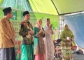 Benny Karnadi (batik hijau) dan Mbak Tika (Kerudung putih) didampingi Ketua Muslimat NU Kendal, Niken Larasati (tengah) saat menghadiri pengajian dan Santunan anak yatim di Desa Sumberejo, Kecamatan Kaliwungu, pada Minggu, 4 Agustus 2024. (Arvian Maulana/Lingkarjateng.id)