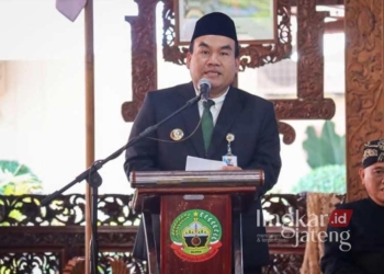 Bupati Blora Arief Rohman saat memberikan pidato dalam acara pengukuhan perpanjangan masa jabatan anggota BPD se-Kabupaten Blora pada Sabtu, 17 Agustus 2024. (Dok. HMS/Lingkarjateng.id)