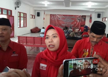 Bupati Demak, Eisti'anah (tengah), saat diwawancara usai mendaftar kembali sebagai bakal calon bupati di DPC PDIP setempat untuk Pilkada 2024, belum lama ini. (M. Burhanuddin Aslam/Lingkarjateng.id)