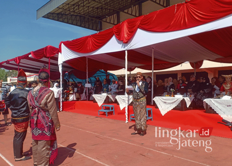 Bupati Kendal Dico M. Ganinduto berpamitan kepada masyarakat menjelang akhir masa jabatannya saat memimpin upacara HUT ke-79 RI di Stadion Utama Kendal pada Sabtu, 17 Agustus 2024. (Dok. HMS/Lingkarjateng.id)