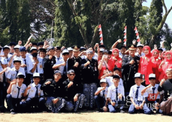 MERIAH: Bupati Semarang, Ngesti Nugraha, dan Forkompimda Kabupaten Semarang saat berfoto bersama usai pelaksanaan upacara HUT ke-79 RI di Lapangan Pangsar, Ambarawa, Kabupaten Semarang, pada Sabtu, 17 Agustus 2024. (Hesty Imaniar/Lingkarjateng.id)