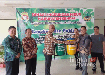 SIMBOLIS: Kepala DLH Kendal, Aris irwanto beserta jajaran menyerahkan bantuan tempat sampah kepada pihak sekolah pada Jumat, 30 Agustus 2024. (Arvian Maulana/Lingkarjateng.id)