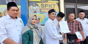 Sekretaris DPC PKB Grobogan Muhlisin menunjukan bukti laporan ke awak media setelah melaporkan Lukman Edy ke Polres Grobogan pada Rabu, 7 Agustus 2024. (Eko Wicaksono/Lingkarjateng.id)