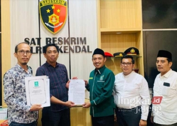 Ketua DPC PKB Kendal Muhammad Makmun bersama Kasatreskrim Polres Kendal AKP Untung Setiyahadi menunjukkan pengaduan dugaan pencemaran nama baik PKB oleh Lukman Edy, Rabu, 7 Agustus 2024. (Dok. Pribadi/Lingkarjateng.id)